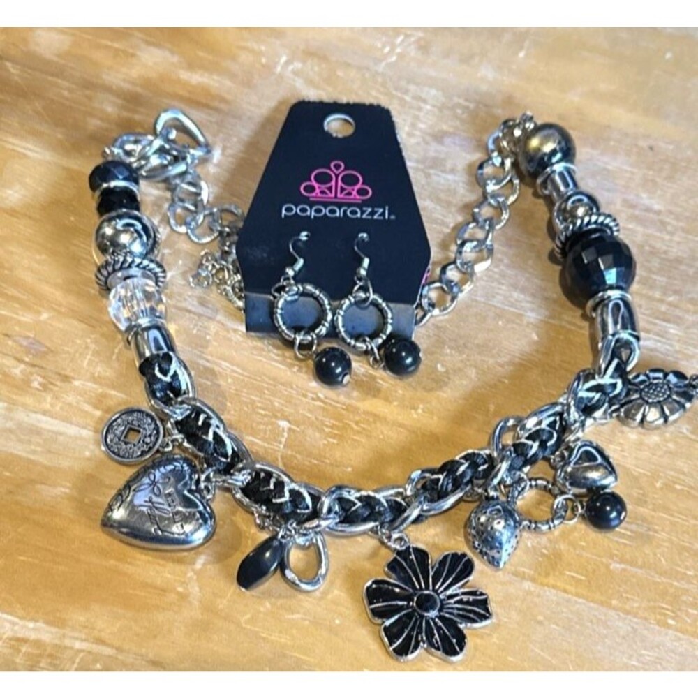 Earrings Necklace Set Silvertone charms Hearts Flowers y2k chunky NWT Paparazzi